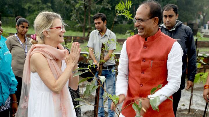 मुख्यमंत्री श्री चौहान के साथ यूनिसेफ इंडिया प्रतिनिधि सुश्री सिंथिया मैक्फ्री ने किया पौध-रोपण